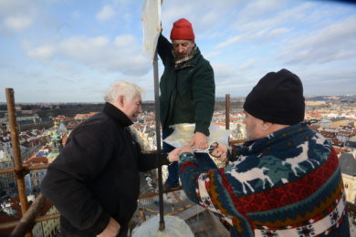 Restaurátoři Vladimír Pikl, Zdeněk Juppe a Pavel Filip  po uložení tubusů do makovic věže instalují hvězdu nad jednou z makovic.