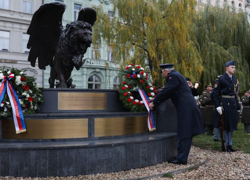 Nadace memoriálu Okřídleného lva dnes slavnostně odhalila nový podstavec pražského památníku