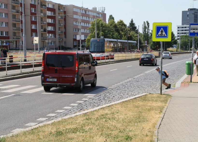 Připravit, pozor, teď!, překonávání Střelničné ulice v blízkosti ZŠ Burešova