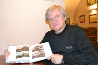 Václav Peter s čerstvě vydanou knihou o Frýdku-Místku.
