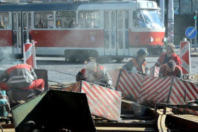 Praha 8 zažívá regeneraci tramvajových tratí - foto je z března 2017, kdy se obnovovala trať na Sokolovské
