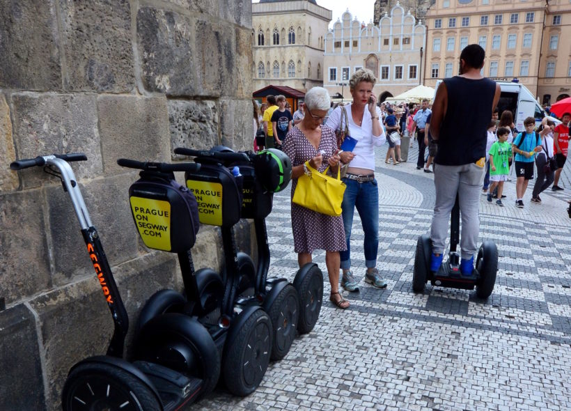 Po segway ohrožují chodce v centru města elektrické koloběžky