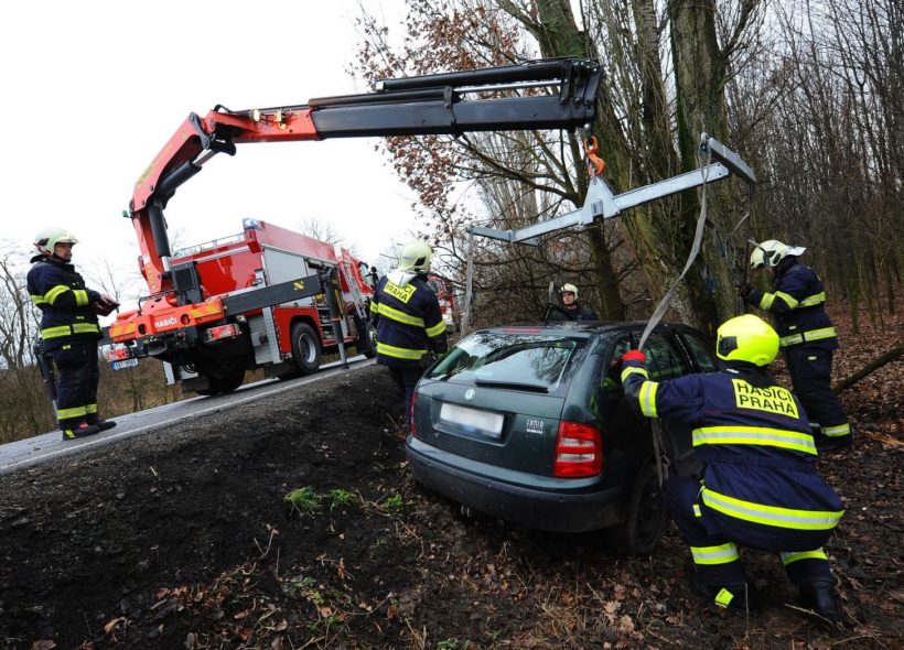 Na vyproštění havarovaného vozidla v Praze 9 hasiči použili speciál s vyprošťovacím ramenem