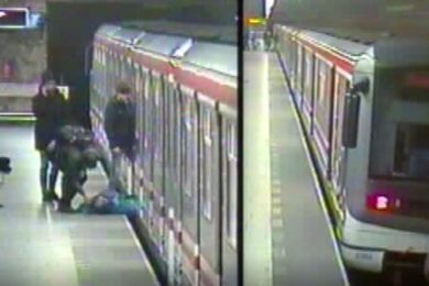 Záchrana muže v metru