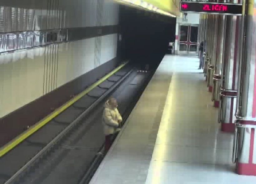 Muž skočil do kolejiště metra