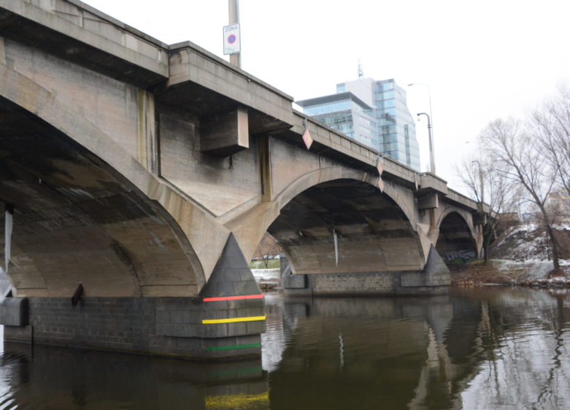 Snímek doby, kdy se uvažovalo o zbourání mostu - rok 2016