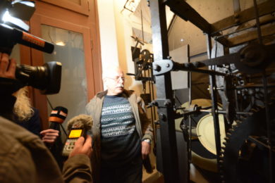 Orlojník Petr Skála občas umožní novinářům nahlédnout do stísněného prostoru u stroje orloje