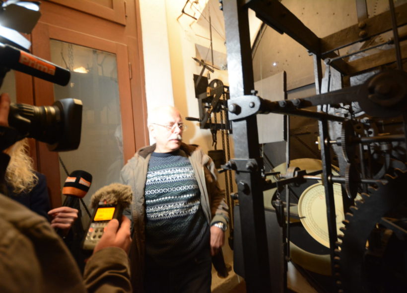 Orlojník Petr Skála občas umožní novinářům nahlédnout do stísněného prostoru u stroje orloje