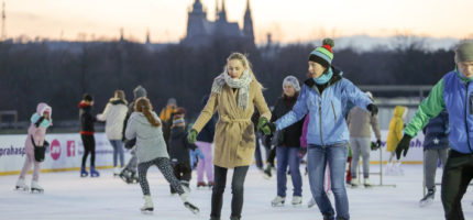 Po roce se na Letnou opět vrací oblíbené kluziště s výhledem na Pražský hrad. Tentokrát od 15. listopadu.
