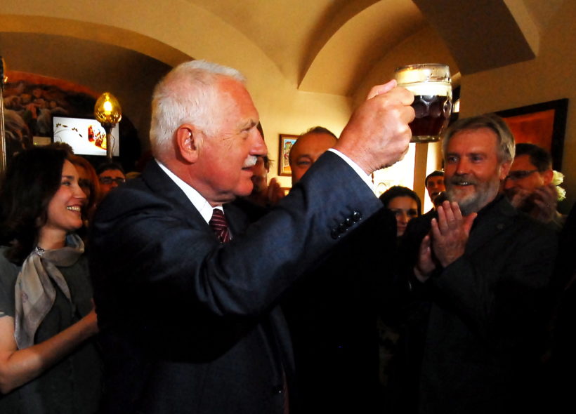 Václav Klaus při křtu  minipivovaru U tří růží 2013. Foto Ivan Kuptík