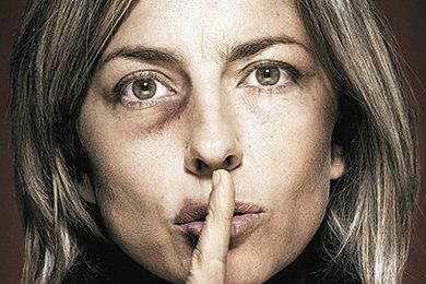 Podle odhadů zemře na následky domácího násilí ročně v Česku 80 žen