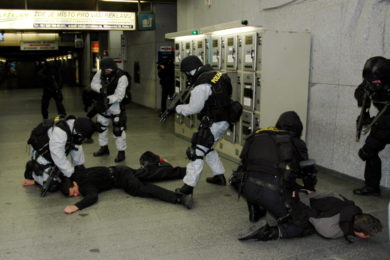 Podobné protiteroristické cvičení probíhalo v Holešovicích, jak v metru tak  hlavně na železniční stanici. Vše se odehrávalo v roce 2005. Foto Ivan Kuptík