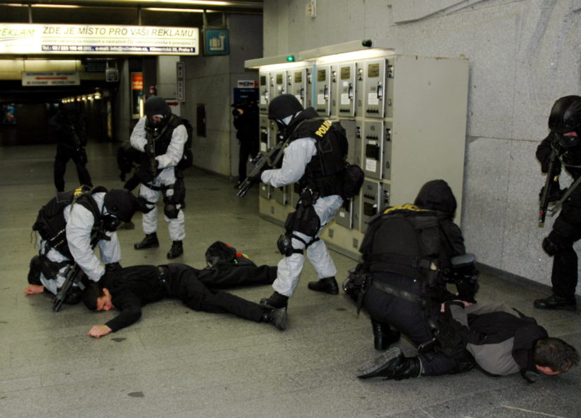 Podobné protiteroristické cvičení probíhalo v Holešovicích, jak v metru tak  hlavně na železniční stanici. Vše se odehrávalo v roce 2005. Foto Ivan Kuptík