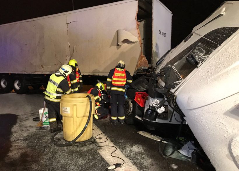 Hsiči zasahují u Jinočan při  nehodě kamionu a autobusu Zdroj twitter pražských hasičů