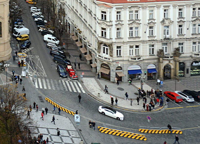 Zábrany na Staroměstském náměstí jsou stále. Foto Ivan Kuptík