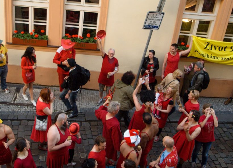 Problémy, které trápí staré lidi, se často přehlížejí, a Red Dress Run je příležitost, jak na ně neotřelým způsobem upozornit.