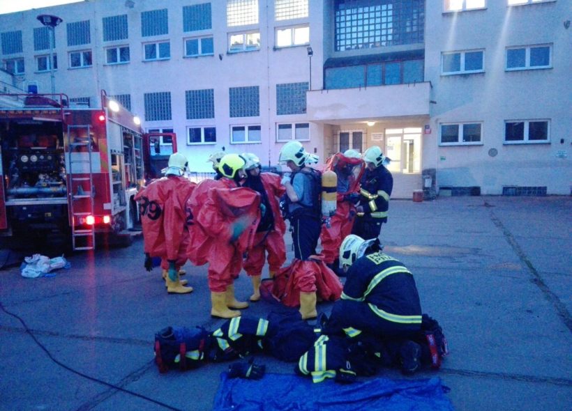 Hasiči zasahovali v protichemických oblecích  Zdroj Hasiči "Praha