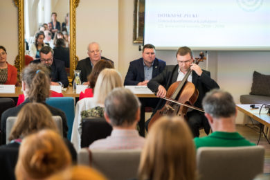 Jubilejní tiskovou konferenci zahájil svým vystoupením violoncellista Lukáš Pospíšil.