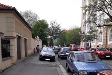 Více než polovina Pražanů už porušila předpisy, aby mohla v hlavním městě zaparkovat.