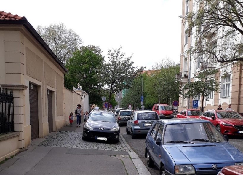 Více než polovina Pražanů už porušila předpisy, aby mohla v hlavním městě zaparkovat.
