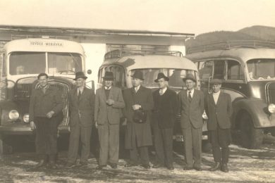 Vedení společnosti u autobusů, které zajišťovaly dopravu z Frýdku na Morávku.
