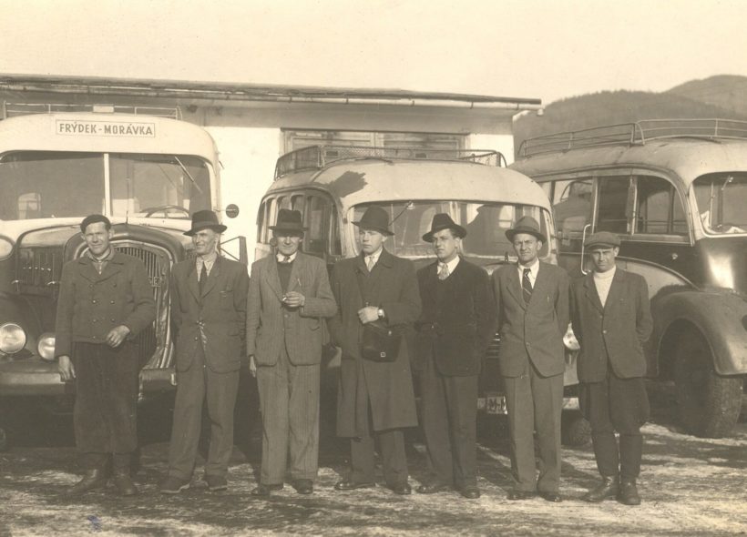 Vedení společnosti u autobusů, které zajišťovaly dopravu z Frýdku na Morávku.