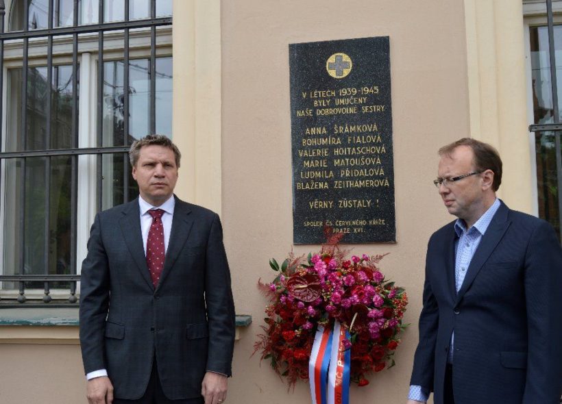 Lukáš Herold (vlevo) společně s radním Prahy 5 Petrem Lachnitem  při uctění památky padlých a umučených v 2. světové válce
