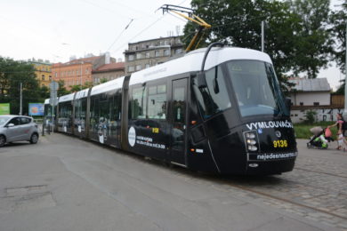 Vymlouvačka  je černá, jako někteří pasažéři. Foto Ivan Kuptík