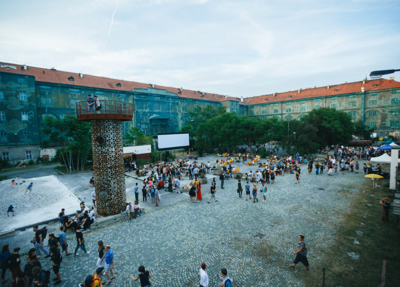 Na rušný provoz v kasárnách si stěžovali okolo bydlící lidé.