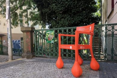 Oranžová židle edukuje i na Nuselských schodech