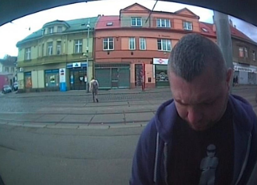 Policisté pátrají po muži, který si z bankomatu odnesl zapomenuté peníze