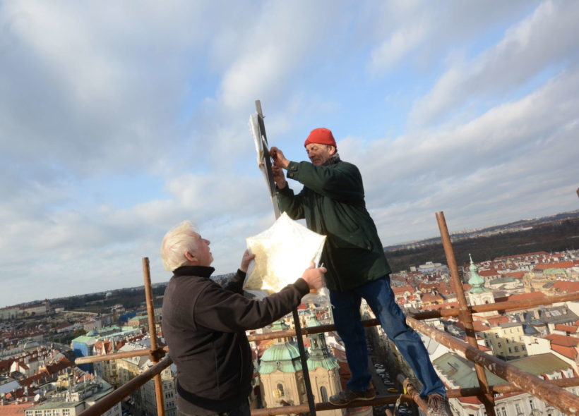 Na samém vrcholu radniční věže se měnily  všechny pozlacené součásti Foto Ivan Kuptík