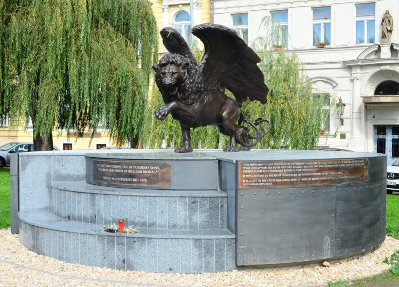 Památník československým letcům, kteří za druhé světové války působili v britském Královském letectvu, věnovala Velká Británie.