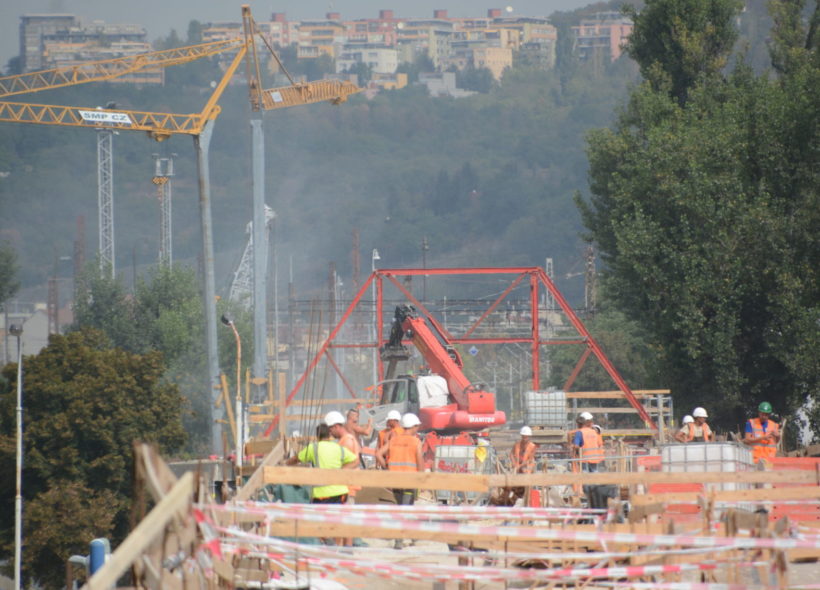 Rekonstrukce Negrelliho viaduktu je nejdelší stavbou v Praze, spojuje Karlín s Holešovicemi. Foto Ivan Kuptík