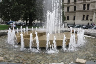 Náměstí Kinských se pyšní  velkou fontánou, která je v dusných dnech vyhledávanou městskou oázou.