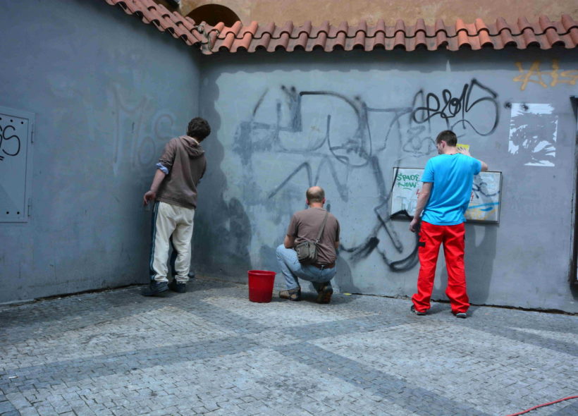 Odstraňovaní graffiti  na Náměstí Republiky
