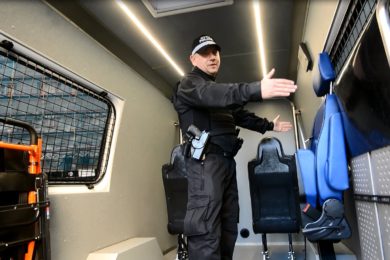 Strážník specialista Petr Adamec byl jedním ze strážníků, kteří se podíleli na návrhu úpravy interiéru vozu. Foto Ivan Kuptík