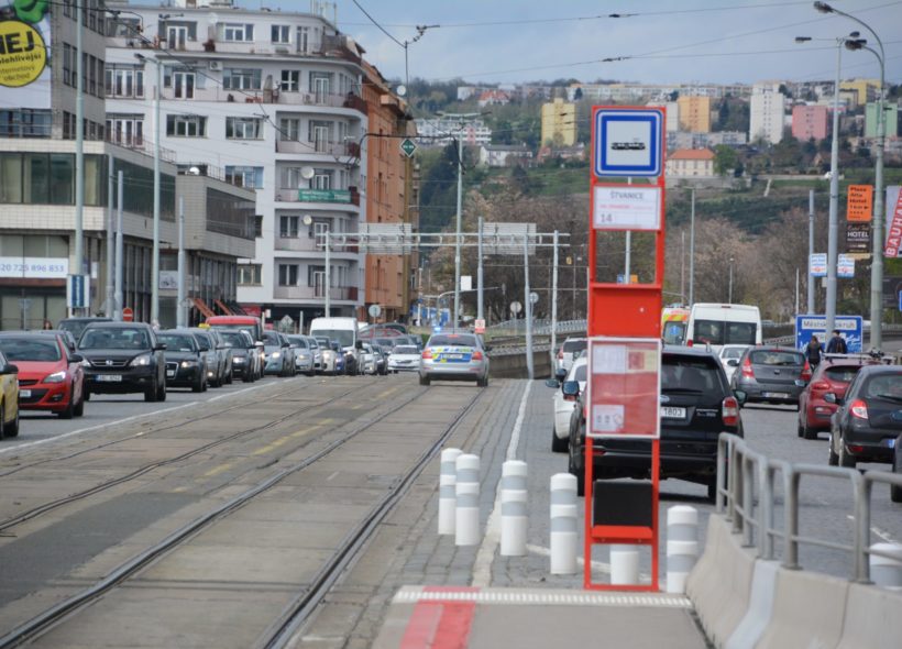 Z Hlávkova (téměř havarijního) mostu vede cesta na  ještě horší most... Foto Ivan Kuptík