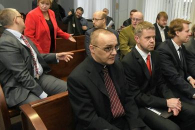 Přehlídka obžalovaných s třemi primátory. Vpravo Michal Pobucký, vedle něj Petr Cvik, vzadu Eva Richtrová.
