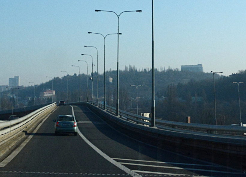 Součástí mostu jsou i rampy, které také potřebují údržbu Foto Ivan Kuptík