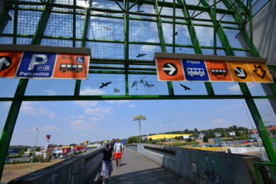 Stanice Černý Most a její okolí by si jistě zasloužila úpravu,  je nejen přestupním místem na autobusy  příměstské a dálkové dopravy i  spojnicí s obchodním centrem.  Foto Kuptík