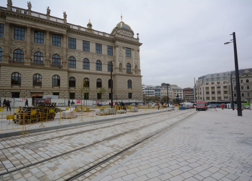 Již v předstihu byly položeny koleje mezi oběma budovami Národního muzea, zatím čekají na napojení.