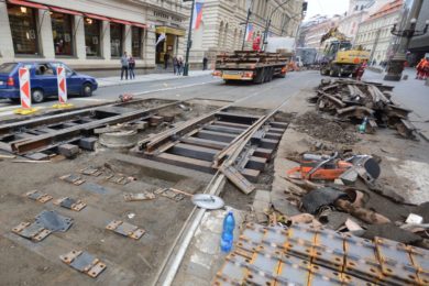 Tramvajová křižovatka  u Národního divadla patří k nejvytíženějším v Praze, proto se musí opravit . Foto Ivan Kuptík
