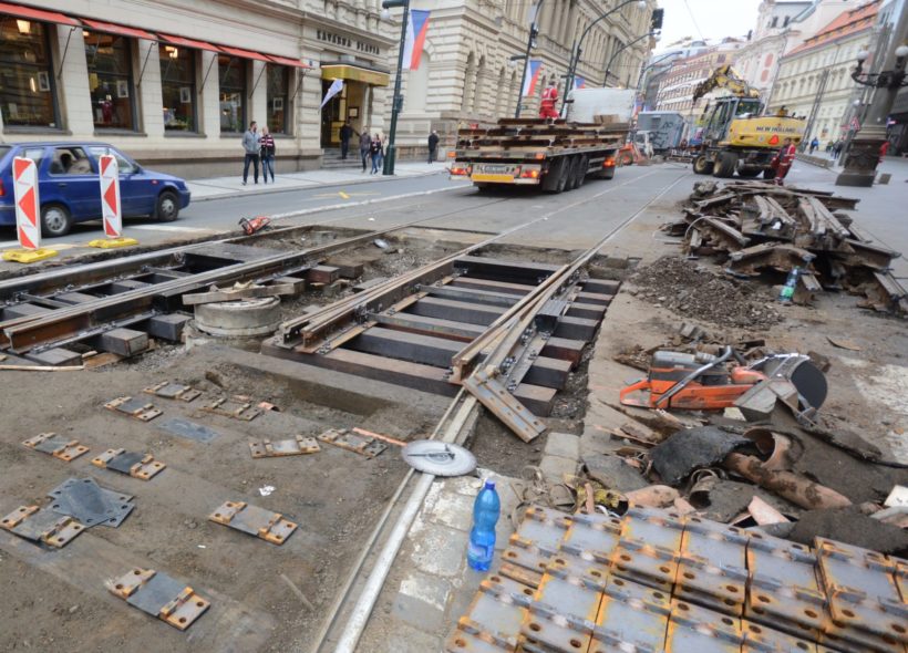 Tramvajová křižovatka  u Národního divadla patří k nejvytíženějším v Praze, proto se musí opravit . Foto Ivan Kuptík