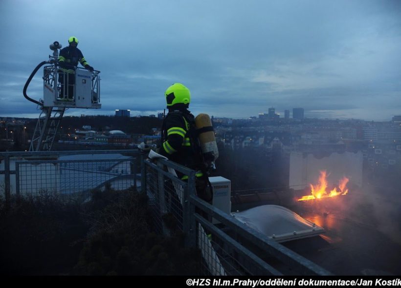 Požár v Přípotoční  Zdroj Hasiči Praha