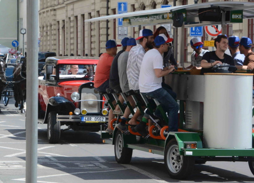 Pivní kola také obtěžují v Praze 1 a strážníci je vykazují z míst, kde je zakázána konzumace alkoholu na vařejnosti.... Foto  Ivan Kuptík
