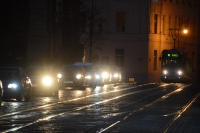 Jen čtyři procenta aut produkuje  přes 40 procent všech emisí v Praze. Foto Ivan Kuptík