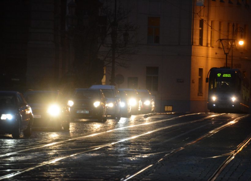 Jen čtyři procenta aut produkuje  přes 40 procent všech emisí v Praze. Foto Ivan Kuptík
