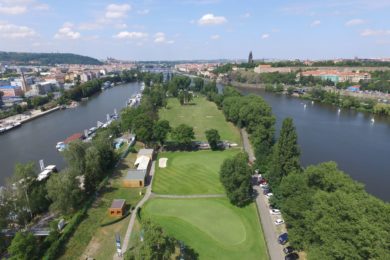 Golf si zahrajete v příjemném prostředí u Vltavy.