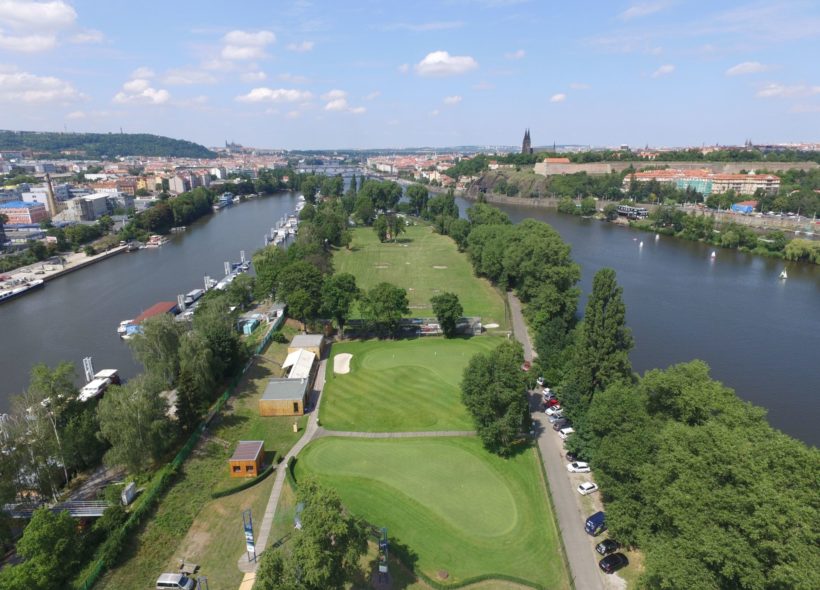 Golf si zahrajete v příjemném prostředí u Vltavy.